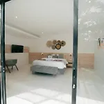 Seminyak Vila 4Bedroom Near Beach Lafavela